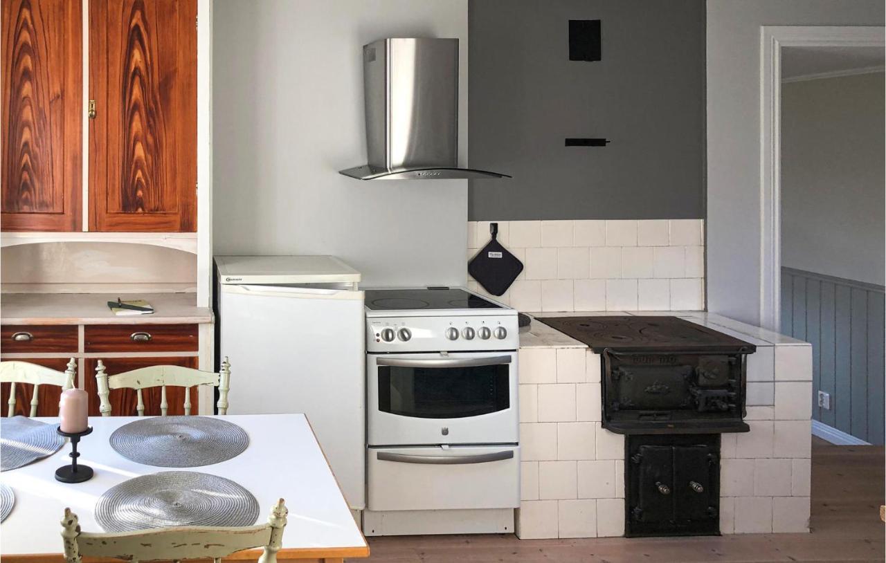 Cozy Home In Raettvik With Kitchen Exterior foto